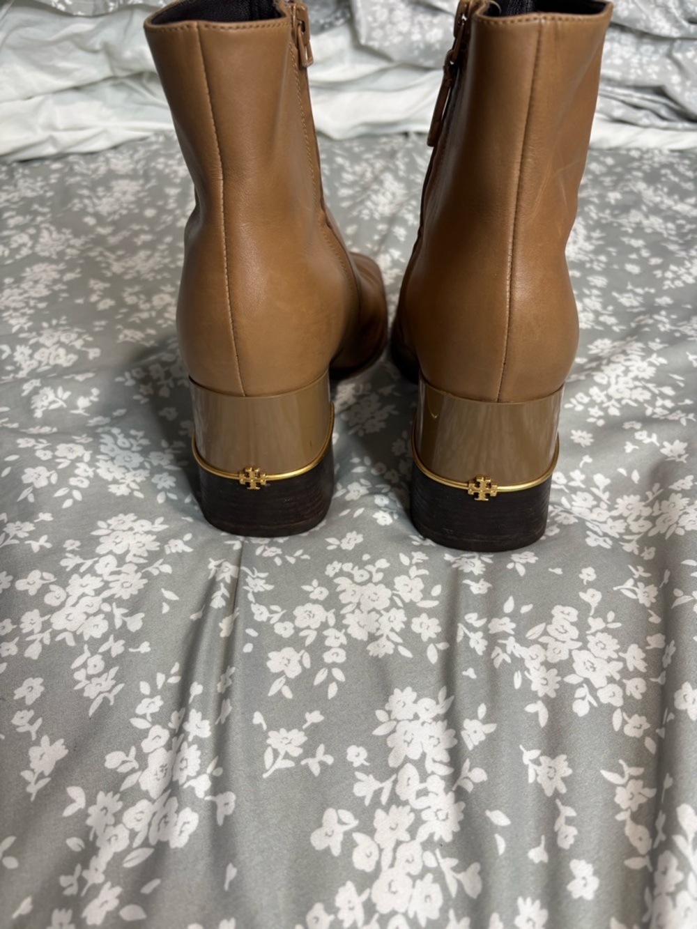 Tory Burch Leather Ankle Boots Tan Brown Gold Detail Block Heel side zip Sz 9 - Picture 4 of 9